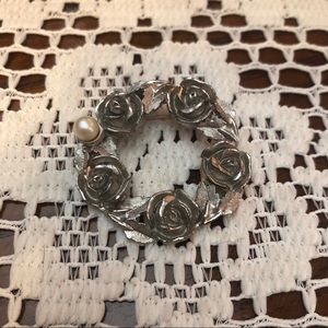 Vintage brooch Silver tone Rose wreath with pearl